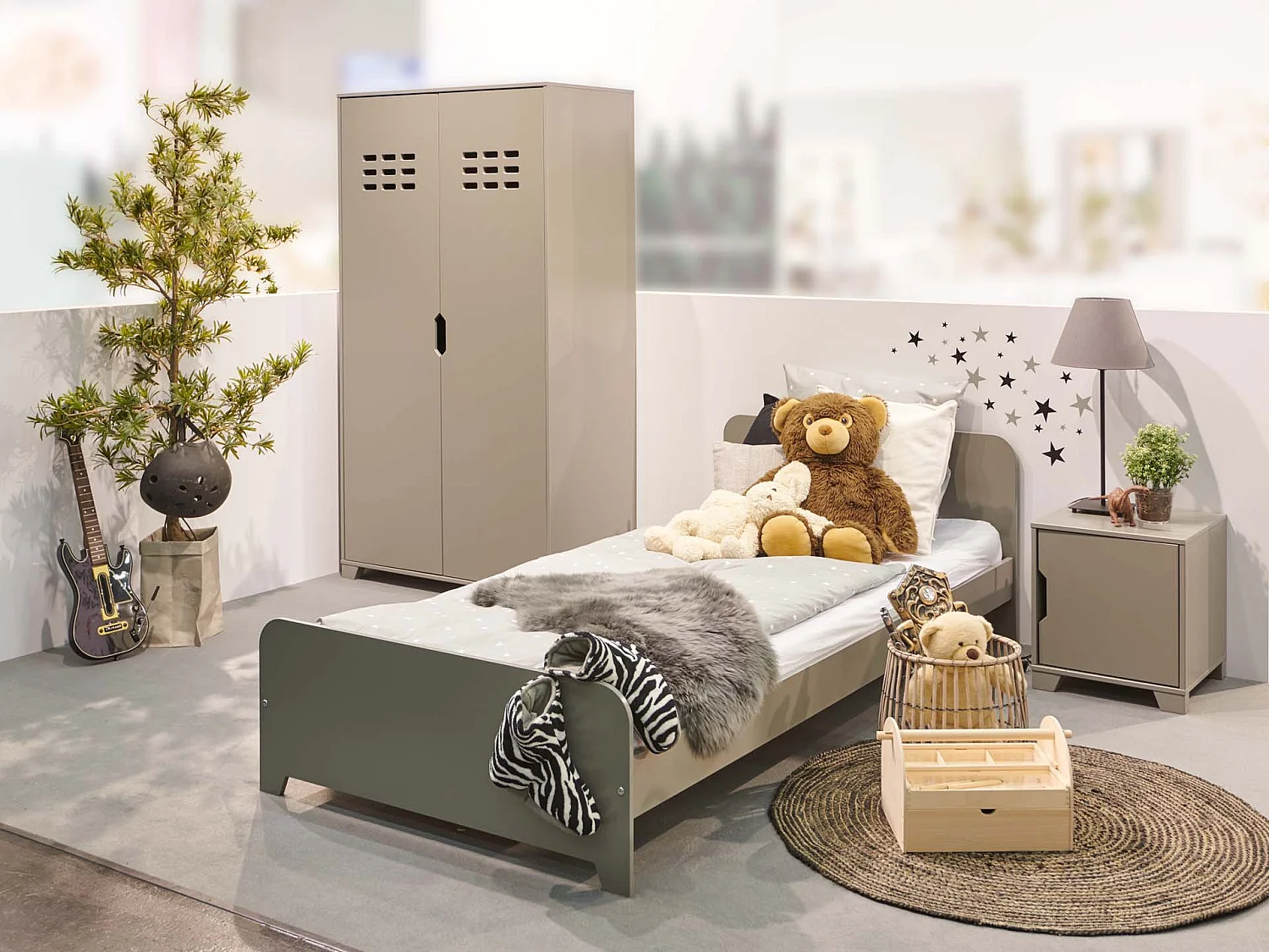 Loke kledingkast met 2 deuren, grijs gelakt.