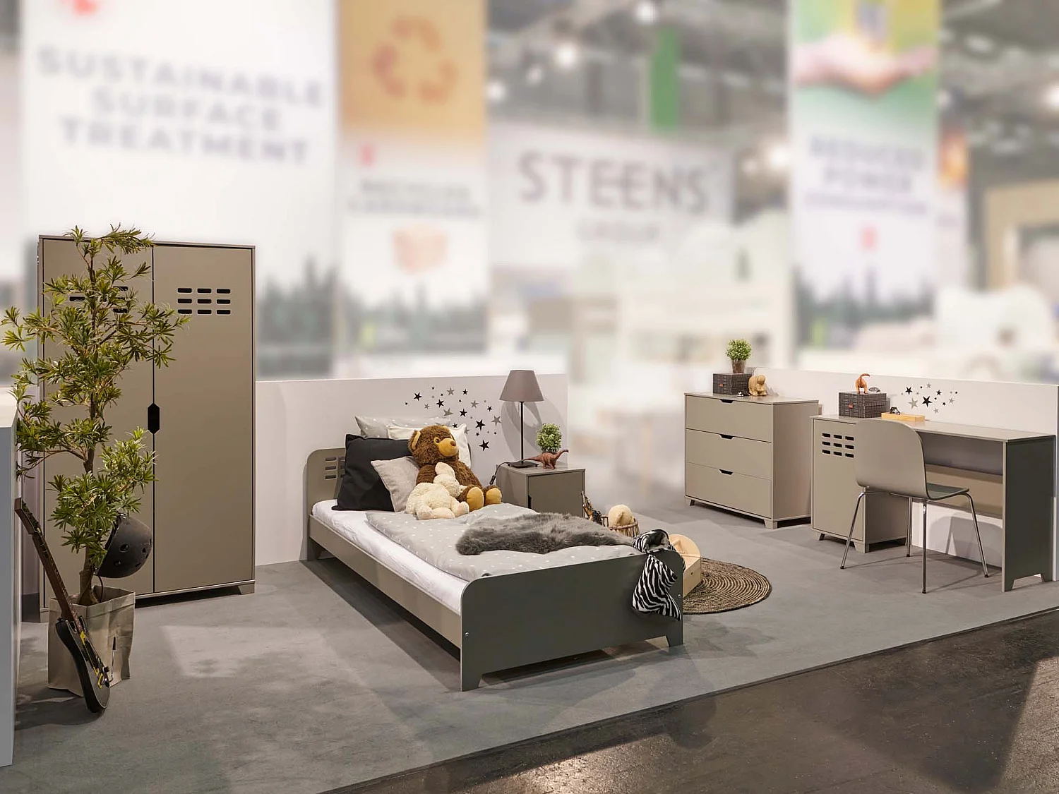 Loke kledingkast met 2 deuren, grijs gelakt.