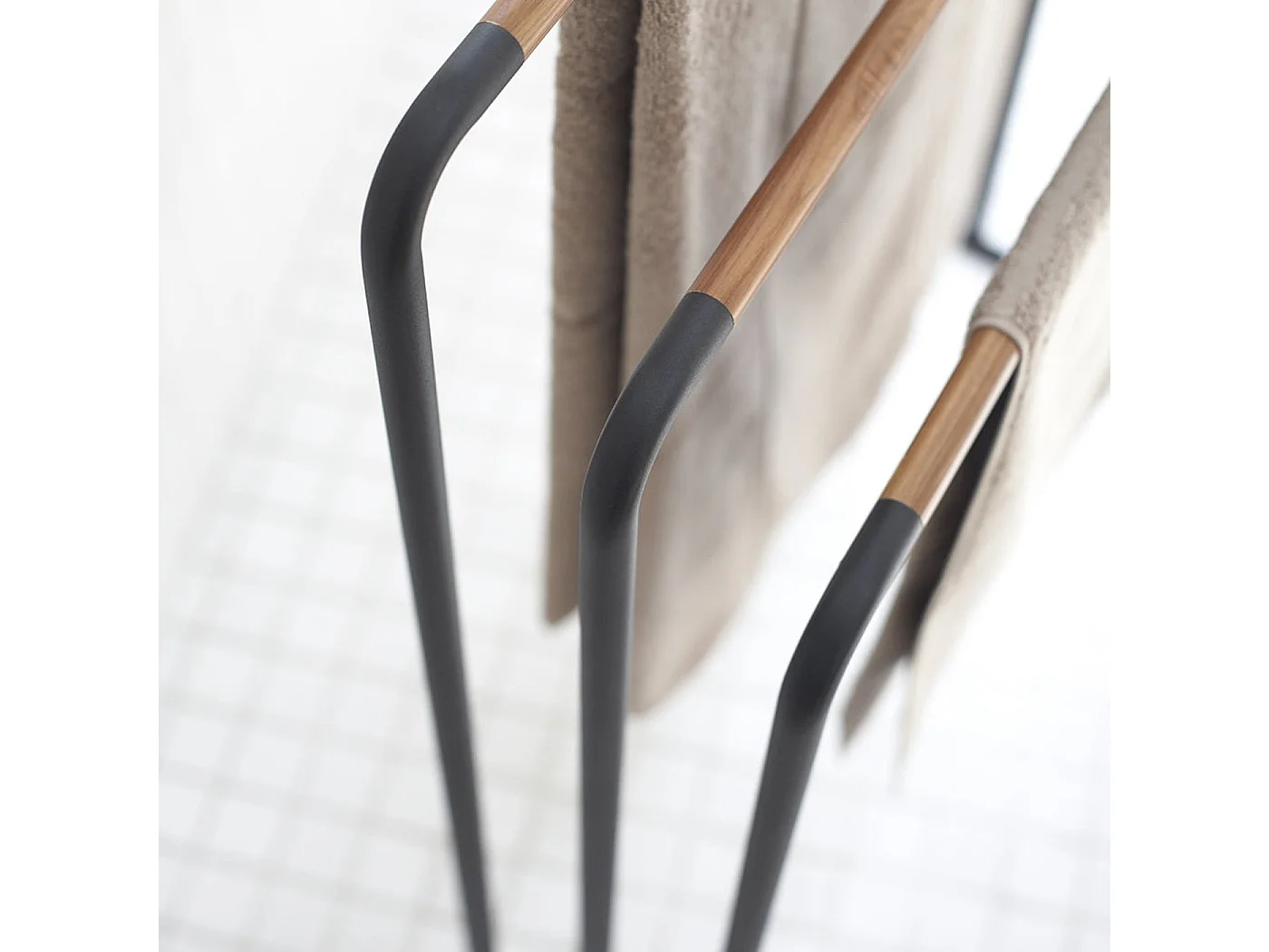 Metalowy wieszak na ręczniki z 3 prętami