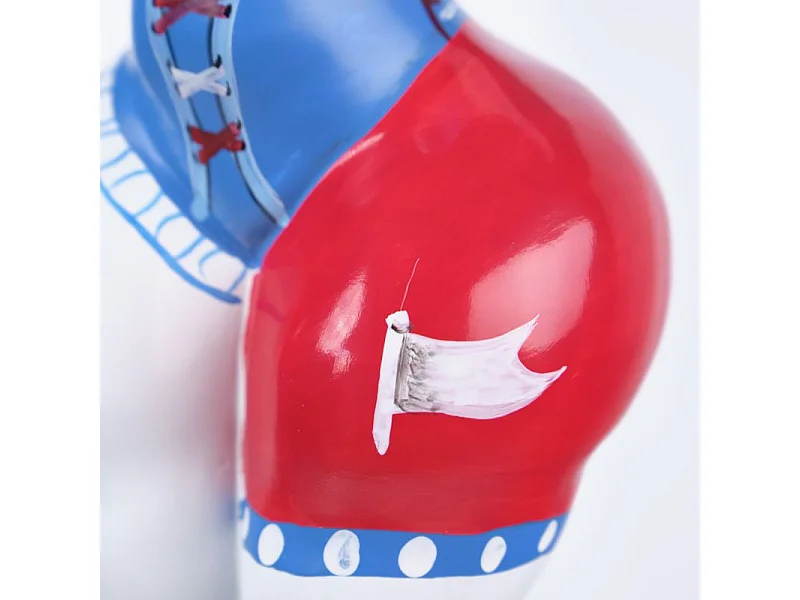 Statue femme bras levés avec motifs bleu et rouge H34 cm - LADY PIRATE