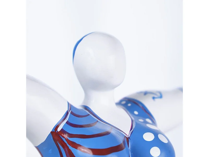 Statue femme bras levés avec motifs bleu et rouge H34 cm - LADY PIRATE