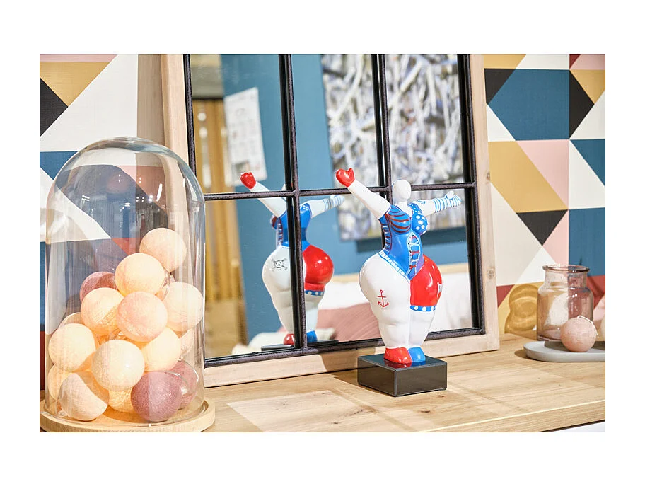 Statue femme bras levés avec motifs bleu et rouge H34 cm - LADY PIRATE