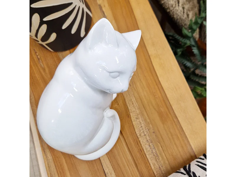 Statue chat blanc laqué assis avec patte sur museau H. 23 cm - CAT