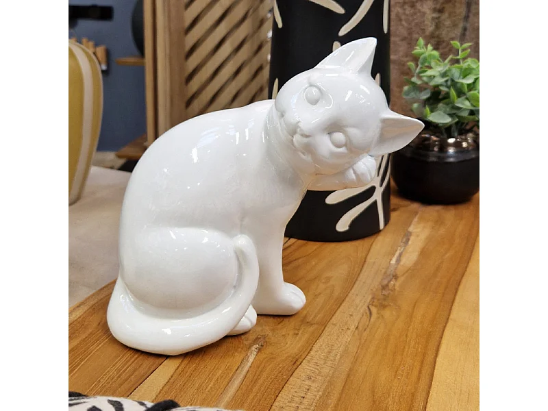 Statue chat blanc laqué assis avec patte sur museau H. 23 cm - CAT