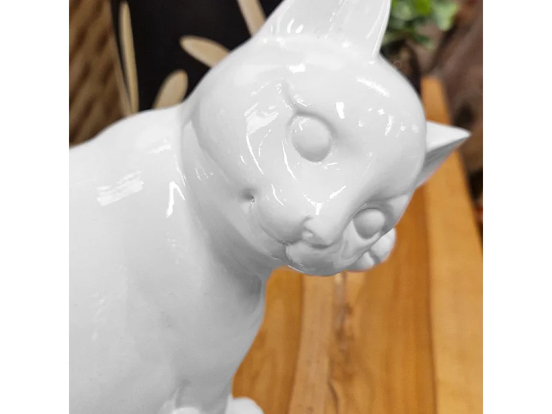 Statue chat blanc laqué assis avec patte sur museau H. 23 cm - CAT