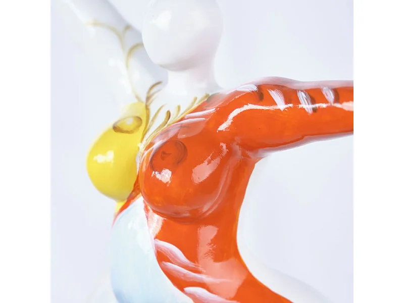 Statue femme bras levés avec peinture ornements H34 cm - LADY QUEEN