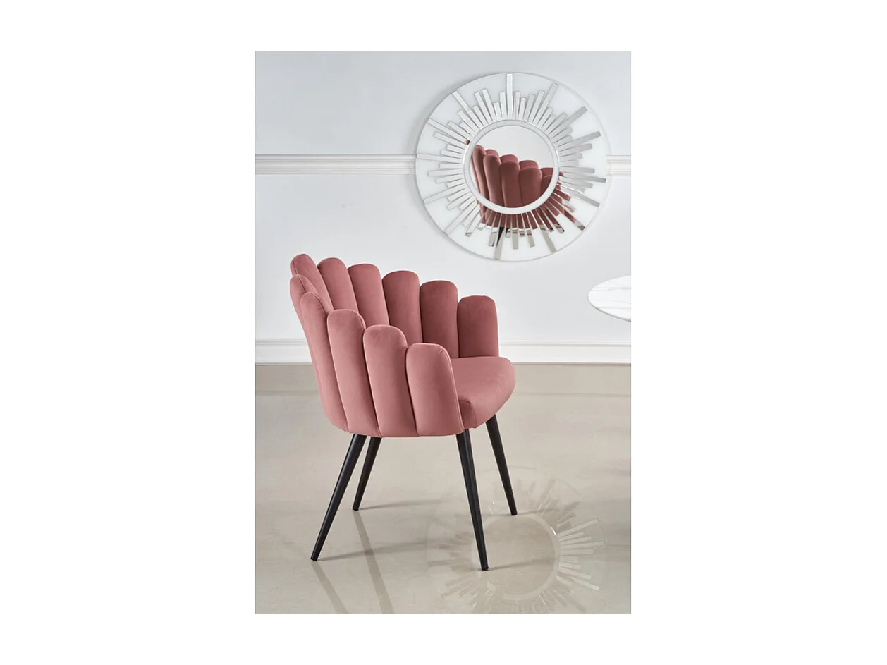 Chaise coquillage design en velours rose avec pieds en acier noir Amboise