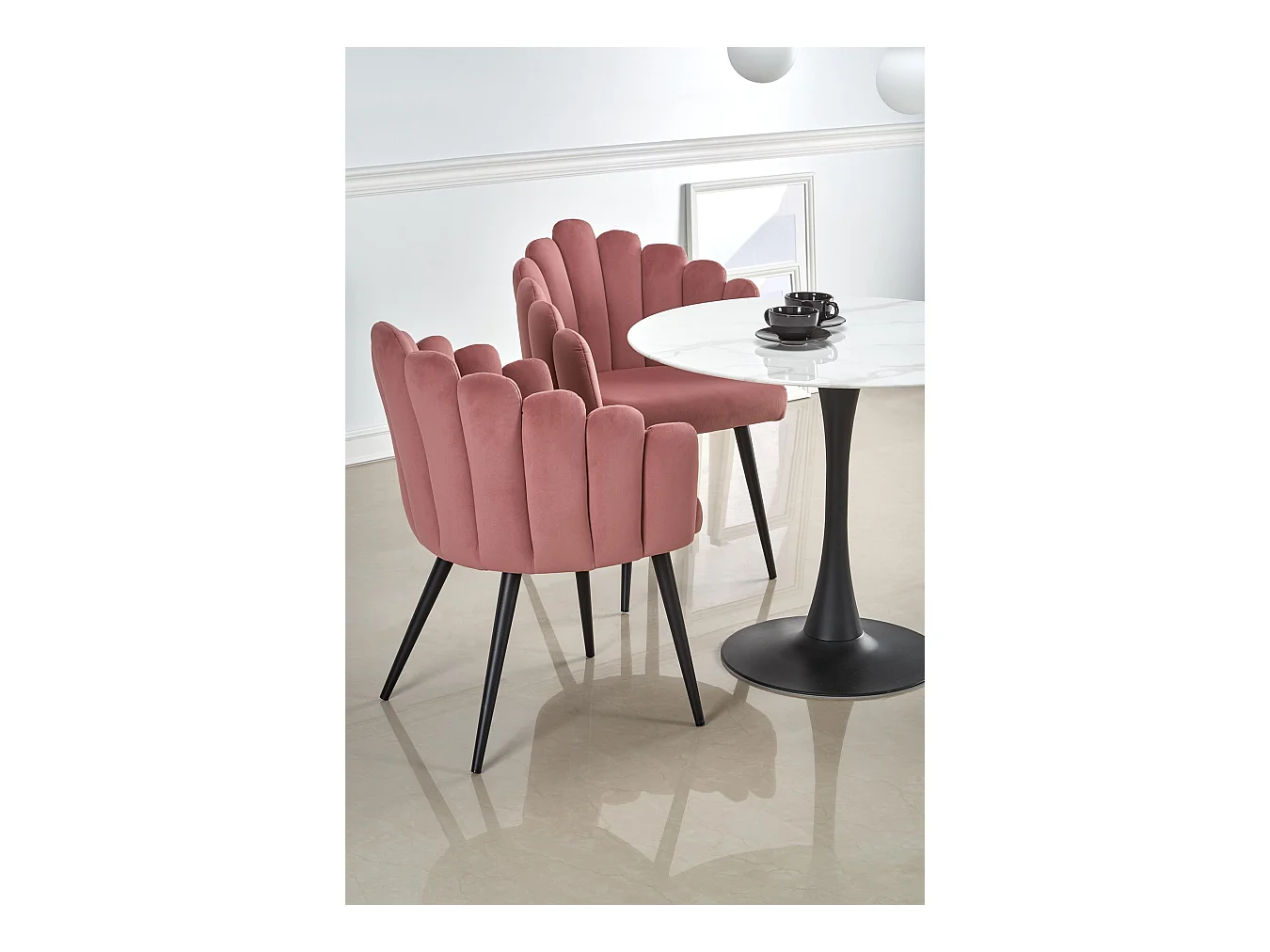 Silla de concha de diseño en terciopelo rosa con patas de acero negro Amboise