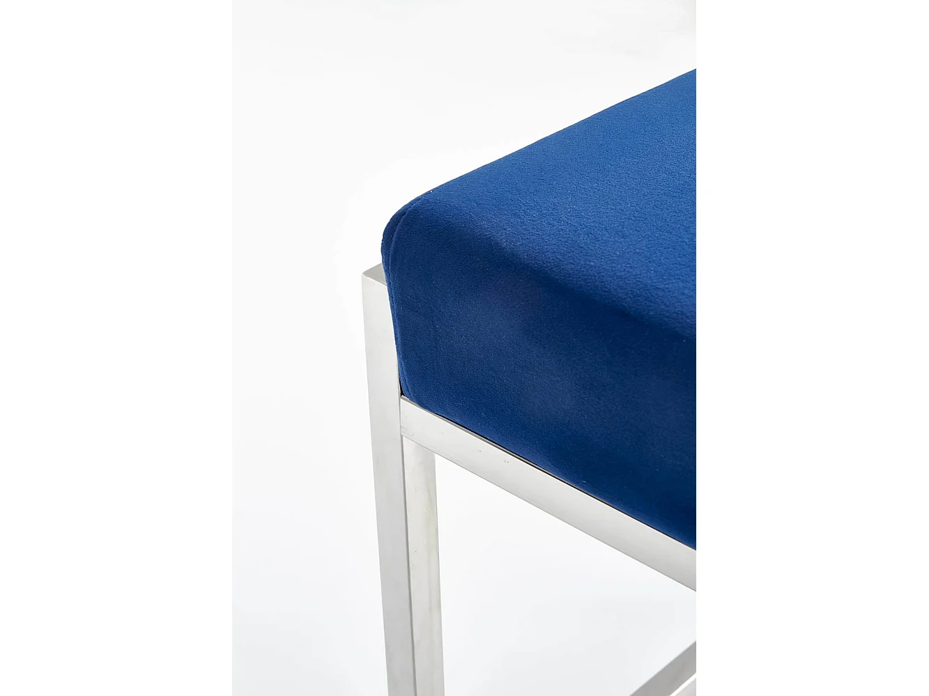 Banco de interior de terciopelo azul con estructura de acero plateado NEMESIS