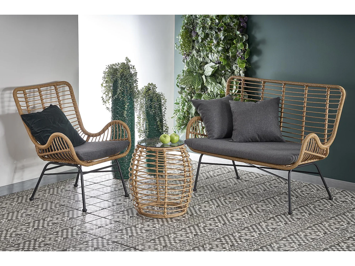 Divano a 2 posti in rattan sintetico con cuscini in tessuto grigio e struttura in metallo nero CARNAC XL