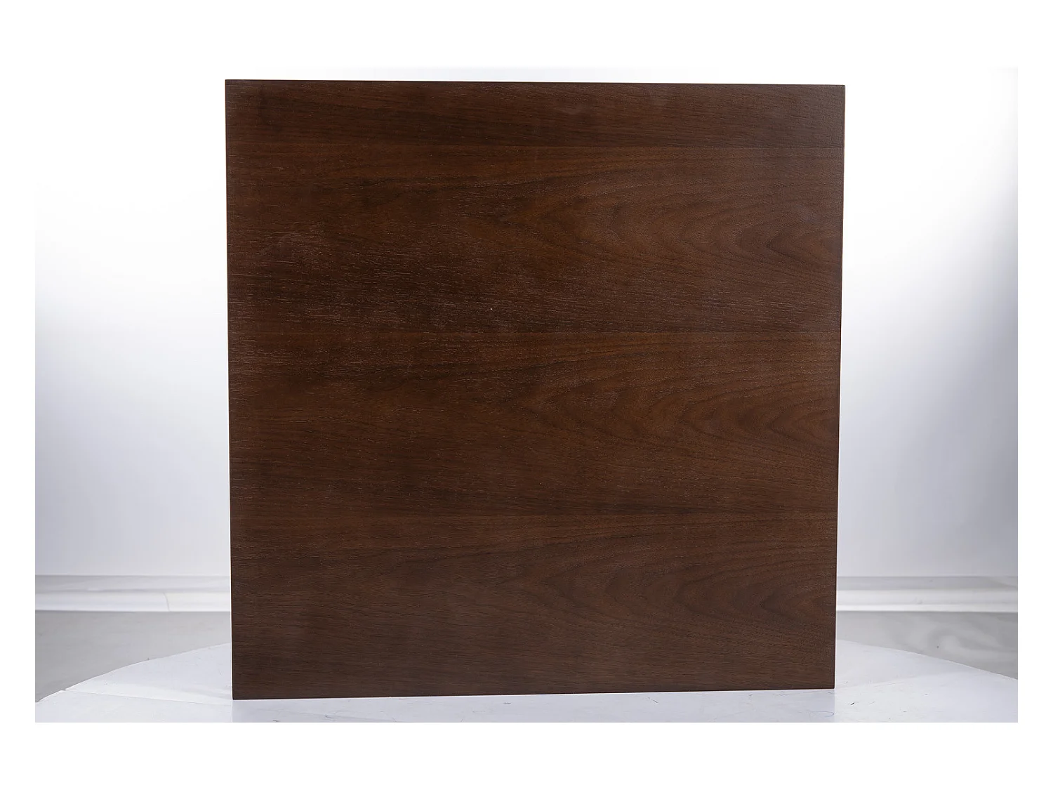 Mesa de centro de diseño con tablero de aspecto nogal de 80x80 y base negra Emily