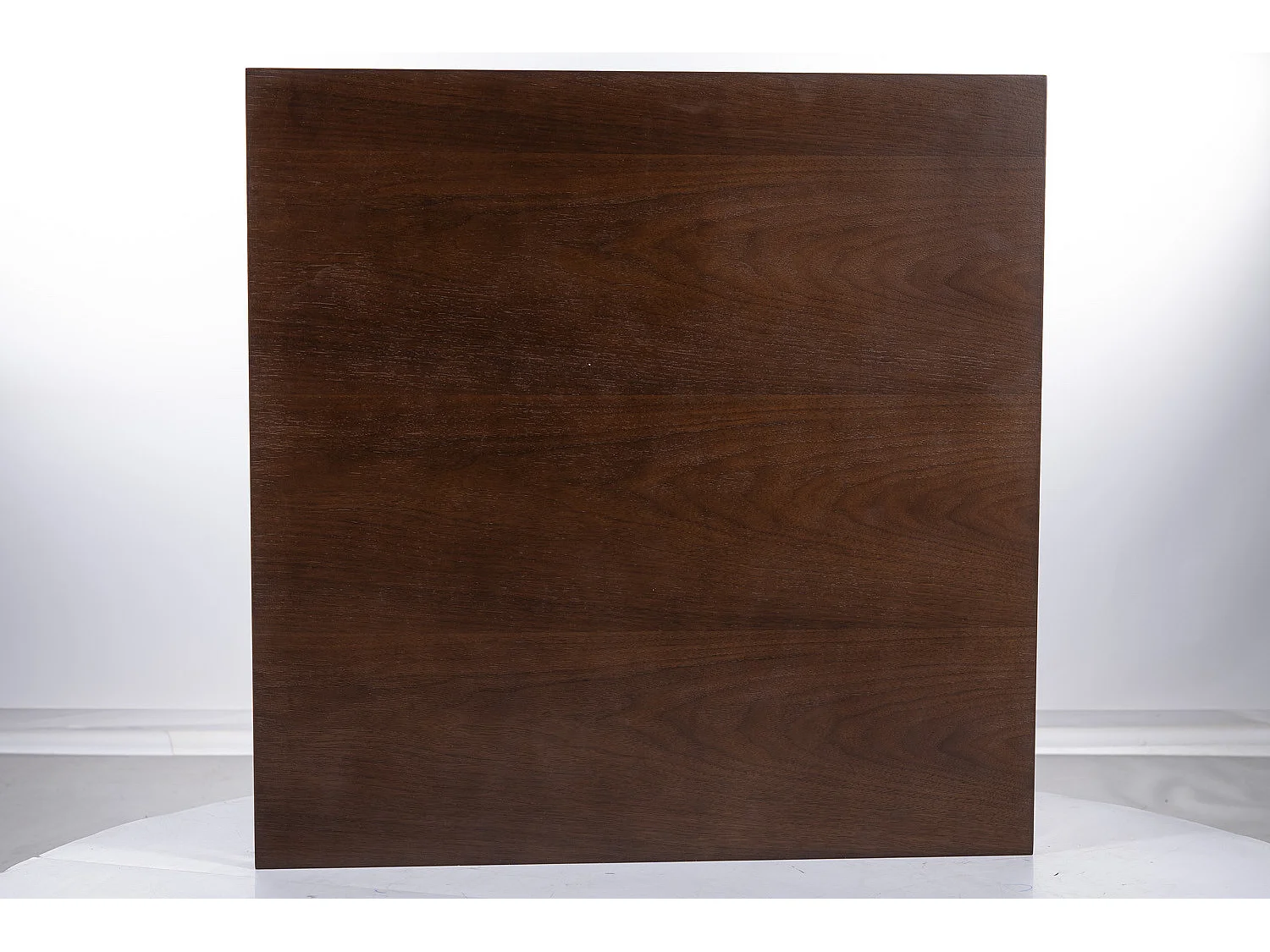 Table basse design avec plateau 80x80 aspect noyer et piètement noir Emily