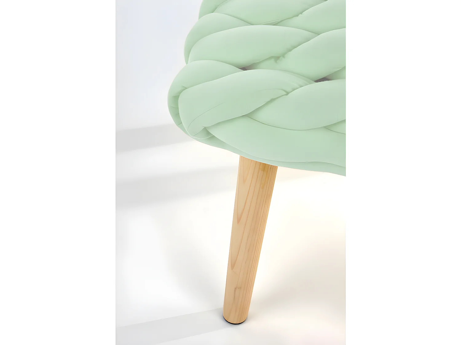 Tabouret avec assise en tissu vert clair et pieds en bois massif BRIAL