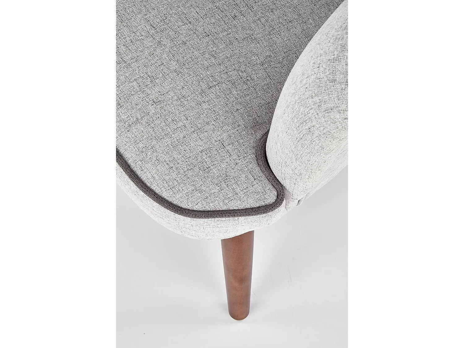 Sillón Achille de tela gris y diseño de madera