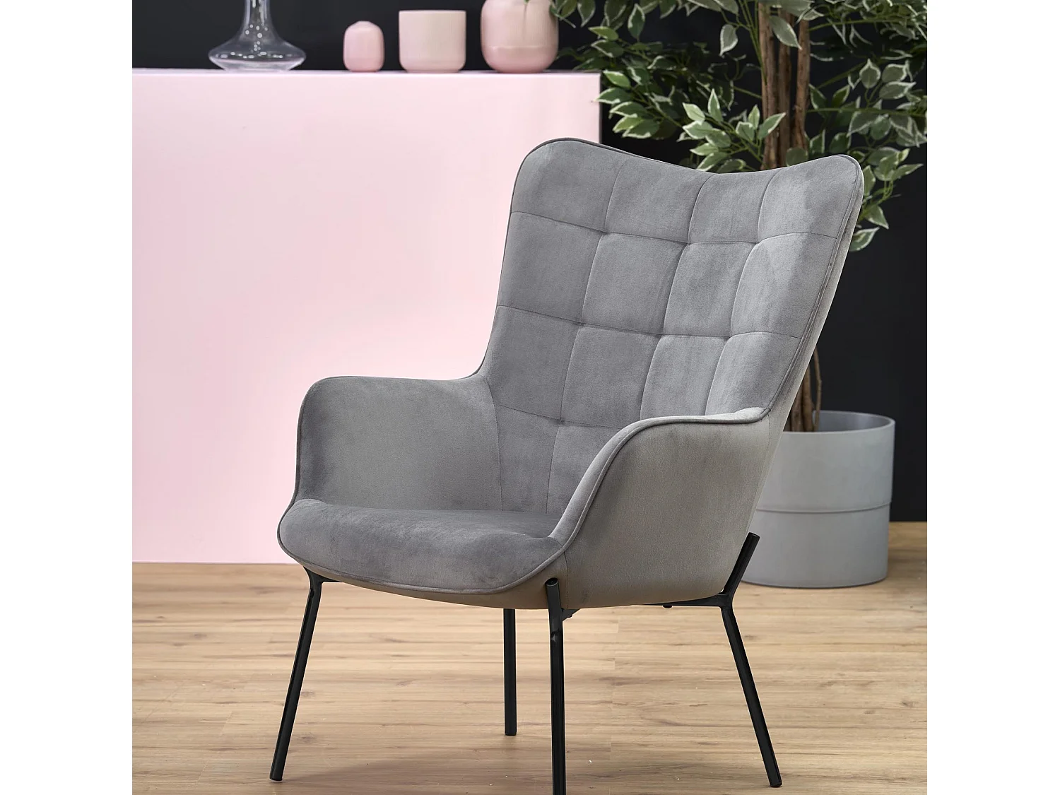 Fauteuil en velours gris avec dossier matelassé et pieds noirs en acier GIPSY