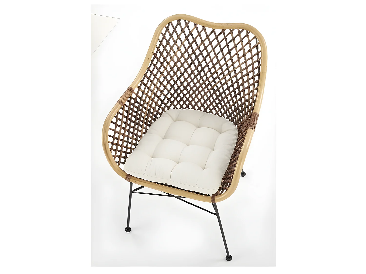 Poltrona in rattan con gambe in acciaio e cuscino Bronx