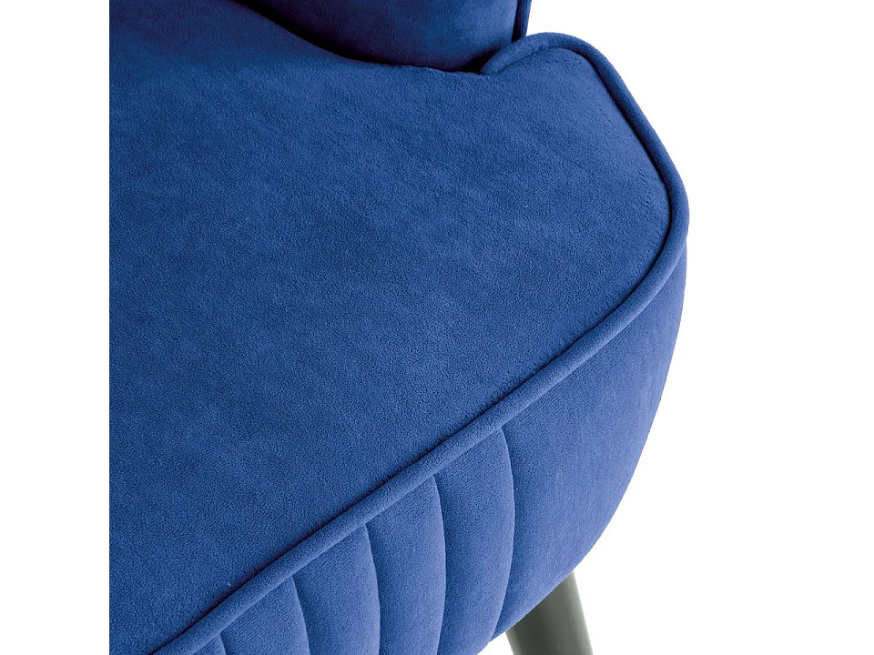 Poltrona blu CYRUS con schienale alto e gambe in legno massiccio nero