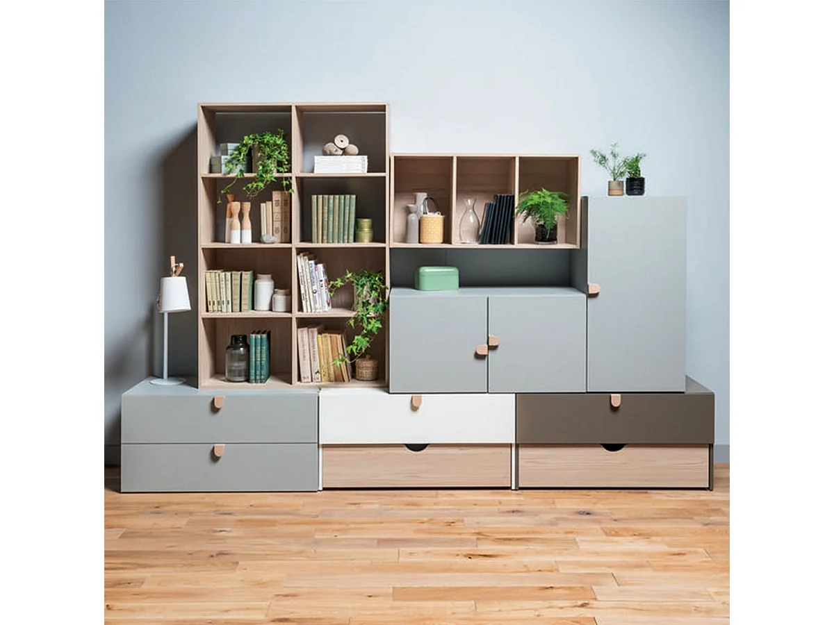 Szara komoda z 2 szufladami i drewnianymi uchwytami - Stige