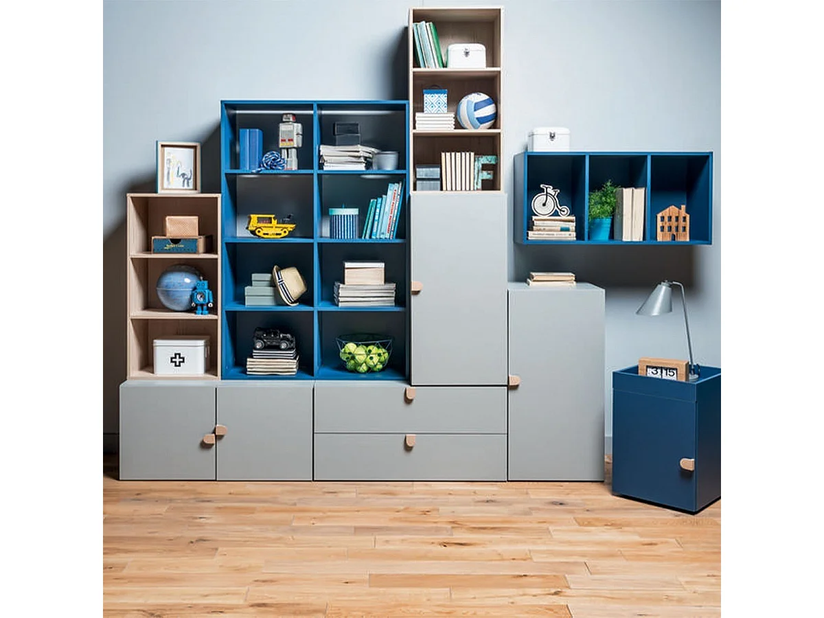 Szara komoda z 2 szufladami i drewnianymi uchwytami - Stige