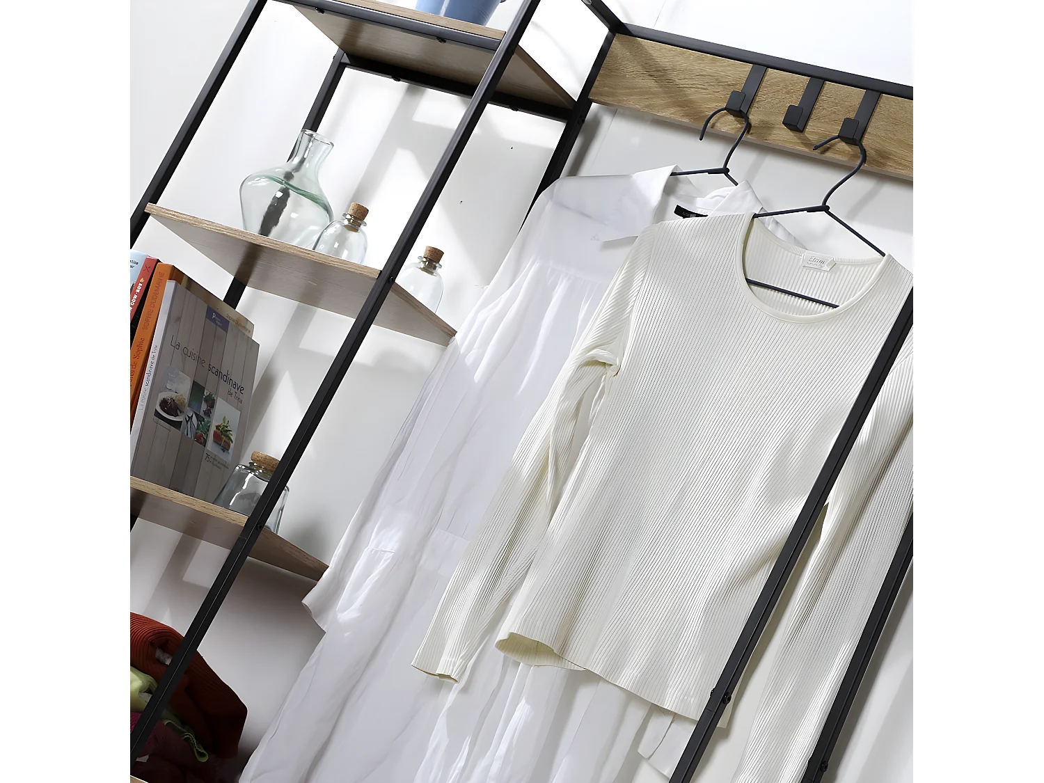 Armario abierto 5 estantes con baúl zapatero y colgadores - LEXIE