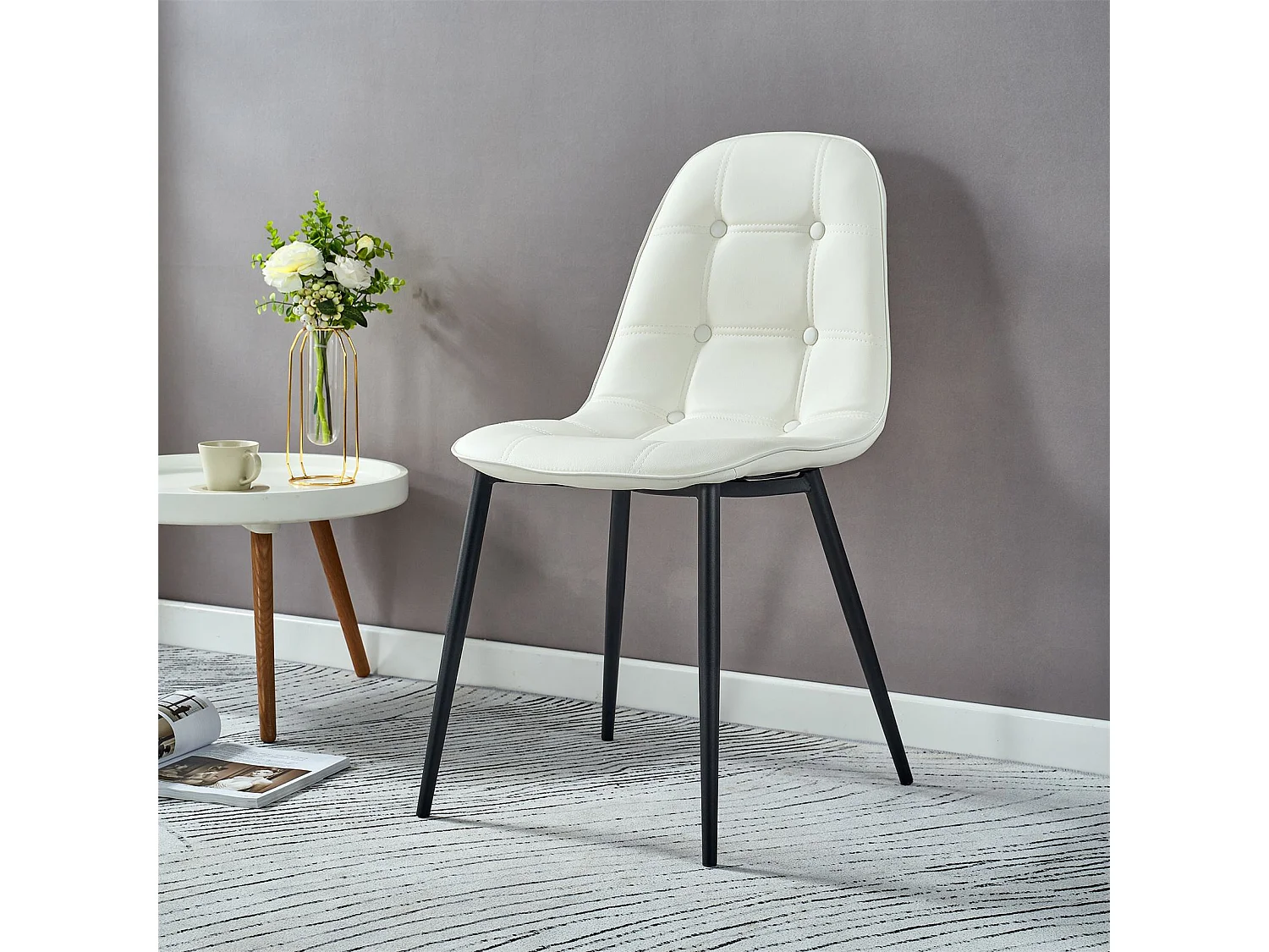 Lot de 4 chaises ALVARO pour salle à manger ou cuisine avec 4 pieds en métal noir et assise capitonnée, revêtement synthétique blanc