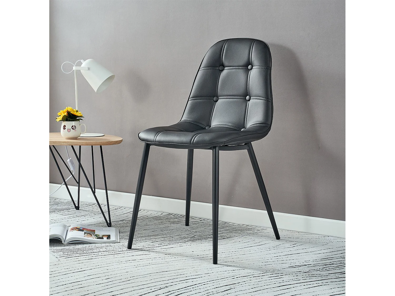 Lot de 4 chaises ALVARO pour salle à manger ou cuisine avec 4 pieds en métal noir et assise capitonnée, revêtement synthétique noir