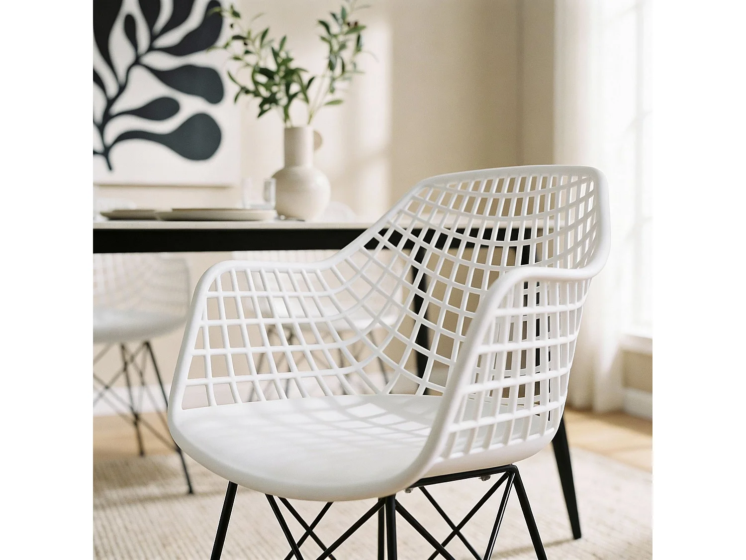 Lot de 4 chaises ALICANTE pour salle à manger ou cuisine design retro avec accoudoirs coque plastique blanc et 4 pieds croisé noir