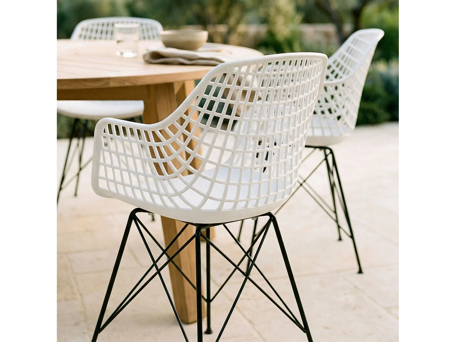 Lot de 4 chaises ALICANTE pour salle à manger ou cuisine design retro avec accoudoirs coque plastique blanc et 4 pieds croisé noir