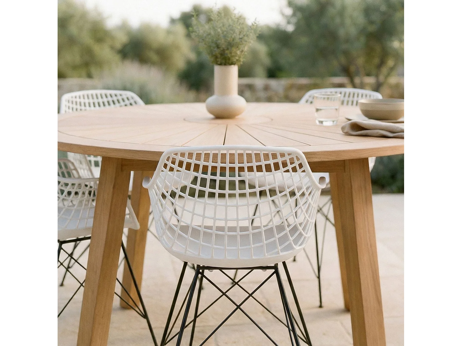 Lot de 4 chaises ALICANTE pour salle à manger ou cuisine design retro avec accoudoirs coque plastique blanc et 4 pieds croisé noir