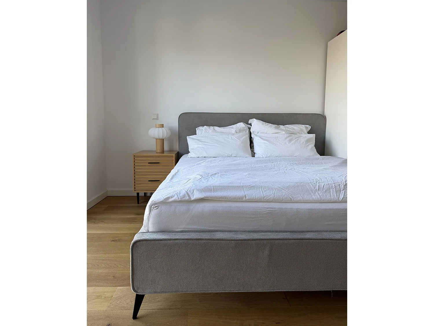 Lit avec sommier Tissu VALOGNES 180 x 200 cm Gris clair
