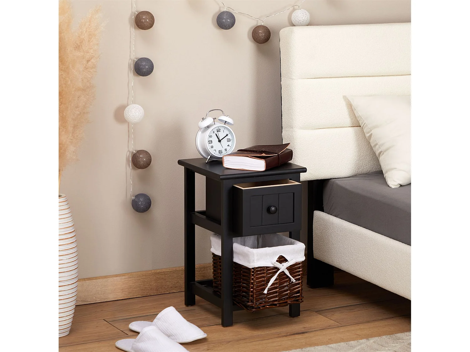 Table de chevet MESSINA table de nuit en bois noir avec 1 tiroir et 1 panier en osier et insert en tissu blanc