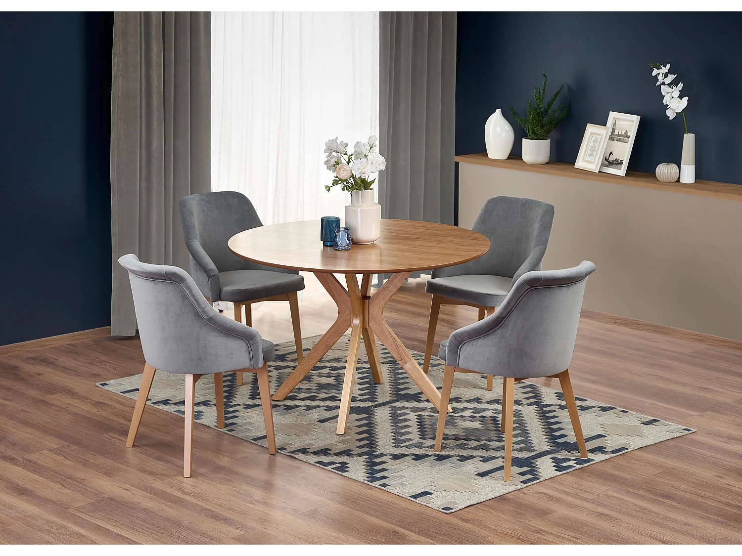 Tavolo da pranzo rotondo con gambe in legno massiccio e piano impiallacciato in rovere naturale Racoon