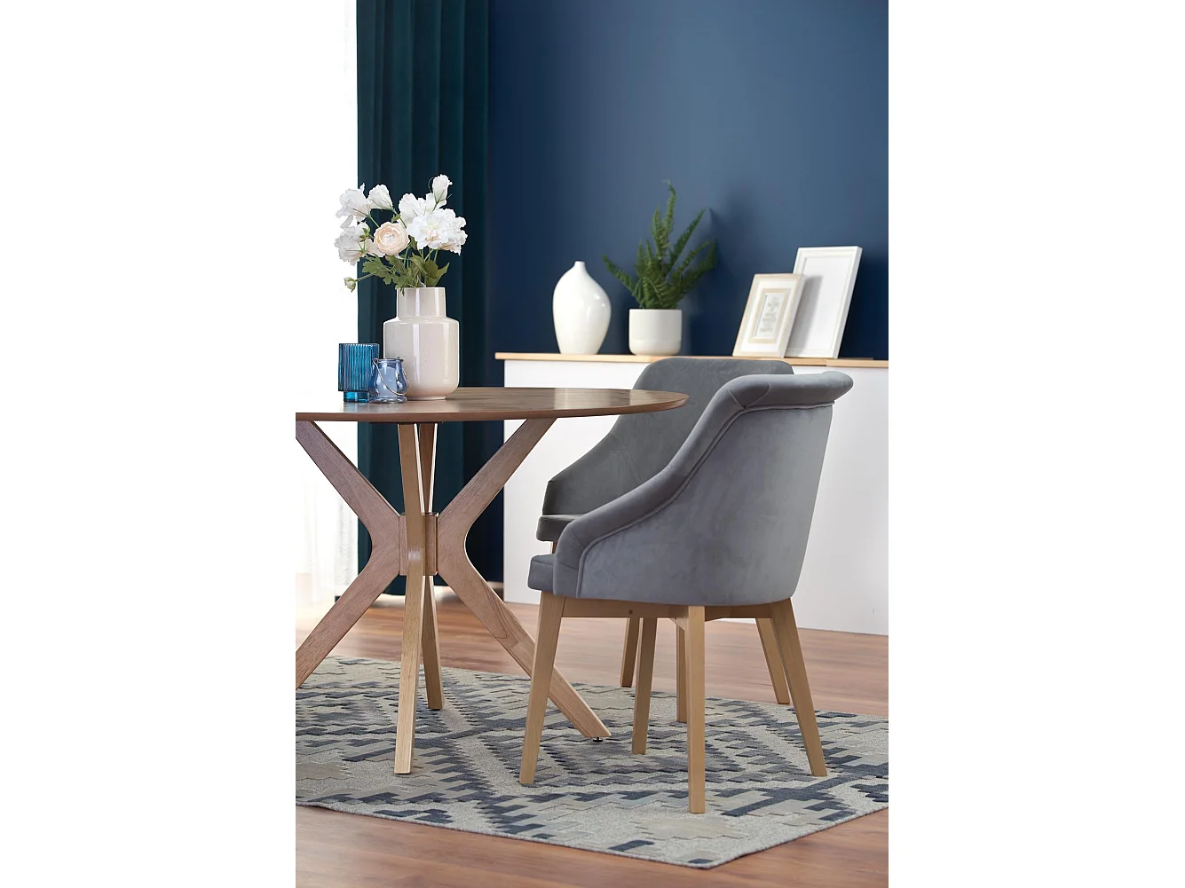 Tavolo da pranzo rotondo con gambe in legno massiccio e piano impiallacciato in rovere naturale Racoon