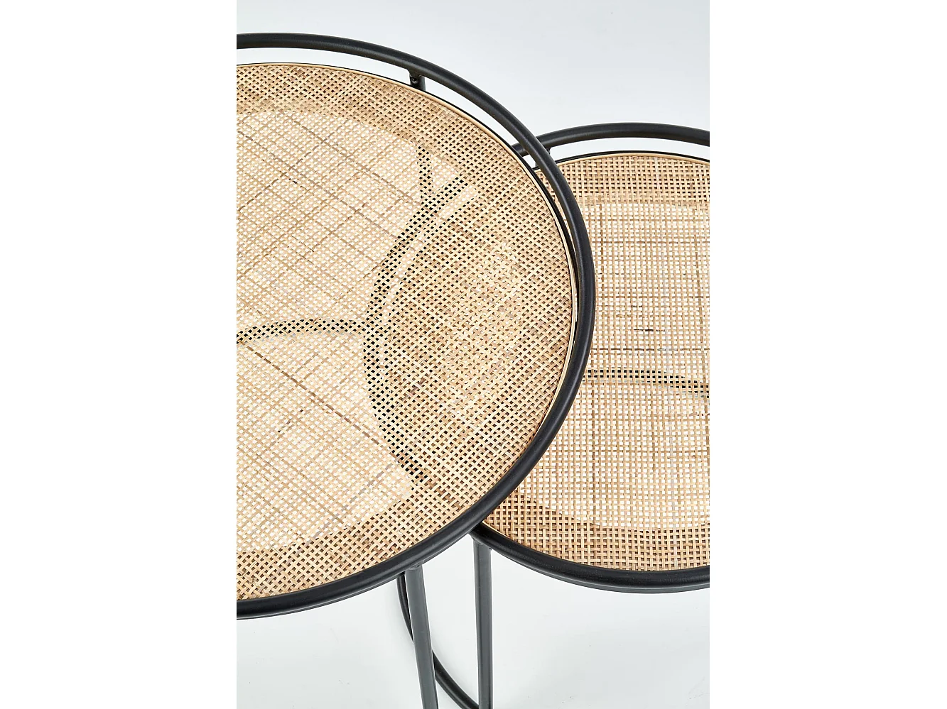 Set di due tavolini rotondi in rattan e acciaio nero Swing