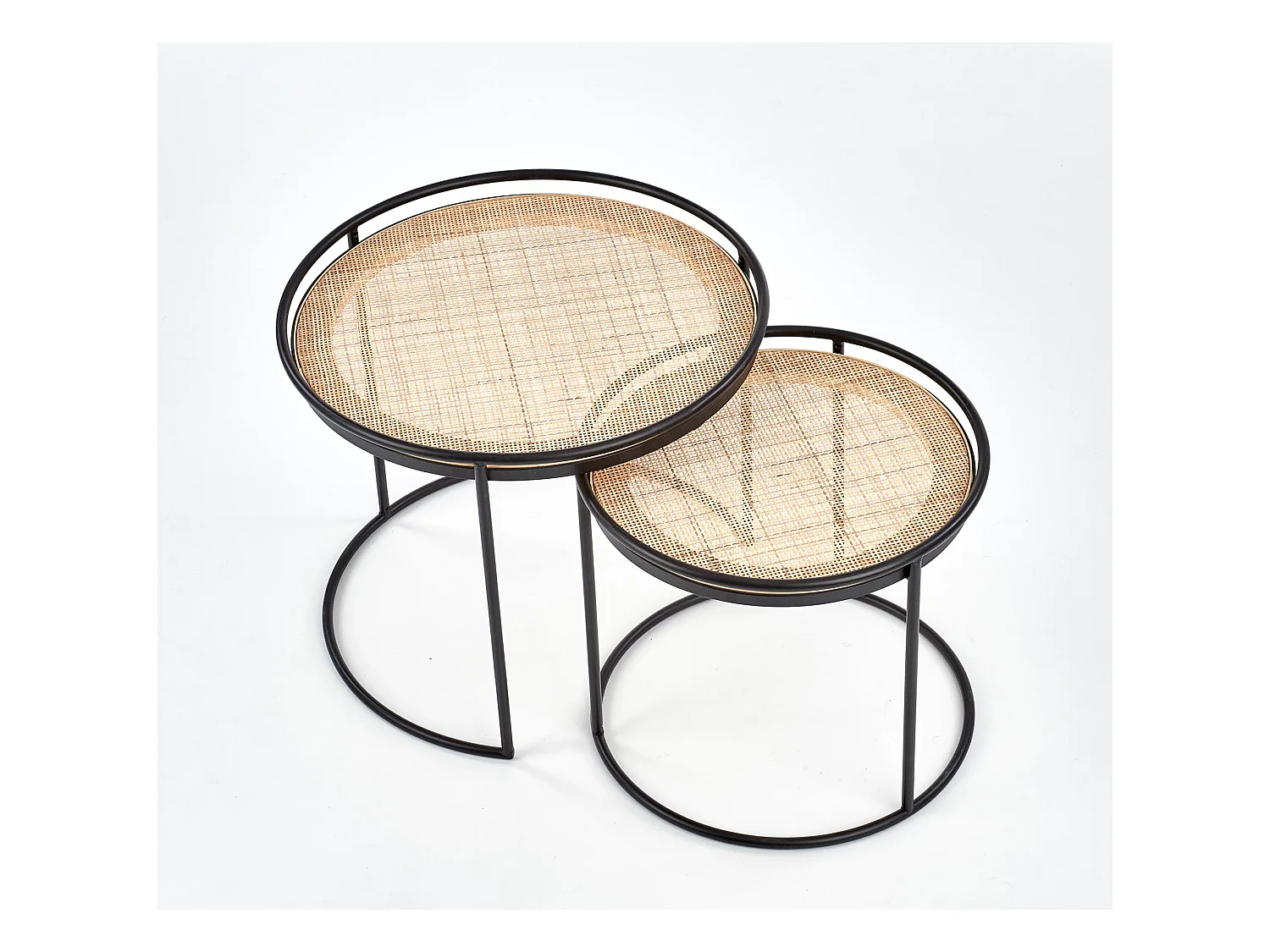 Conjunto de dos mesas nido redondas de ratán y acero negro Swing