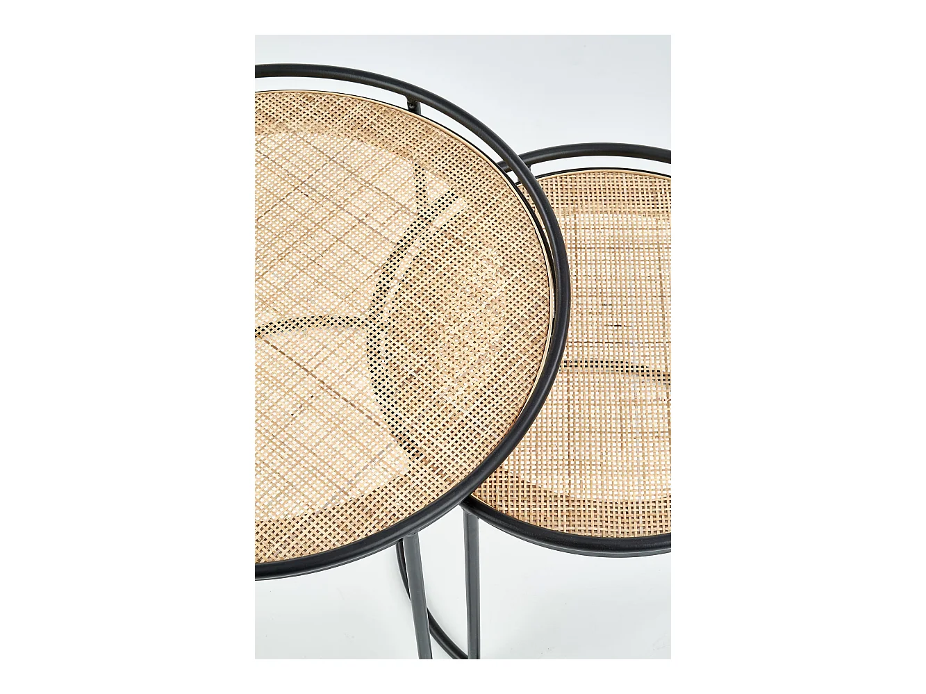 Conjunto de dos mesas nido redondas de ratán y acero negro Swing