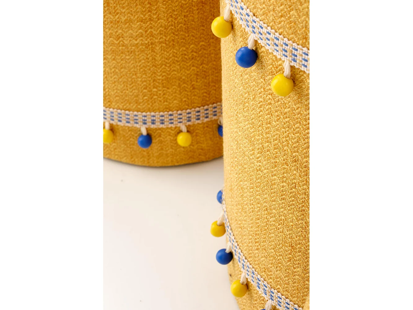 Ensemble de deux poufs gigognes en tissu jaune DINARD