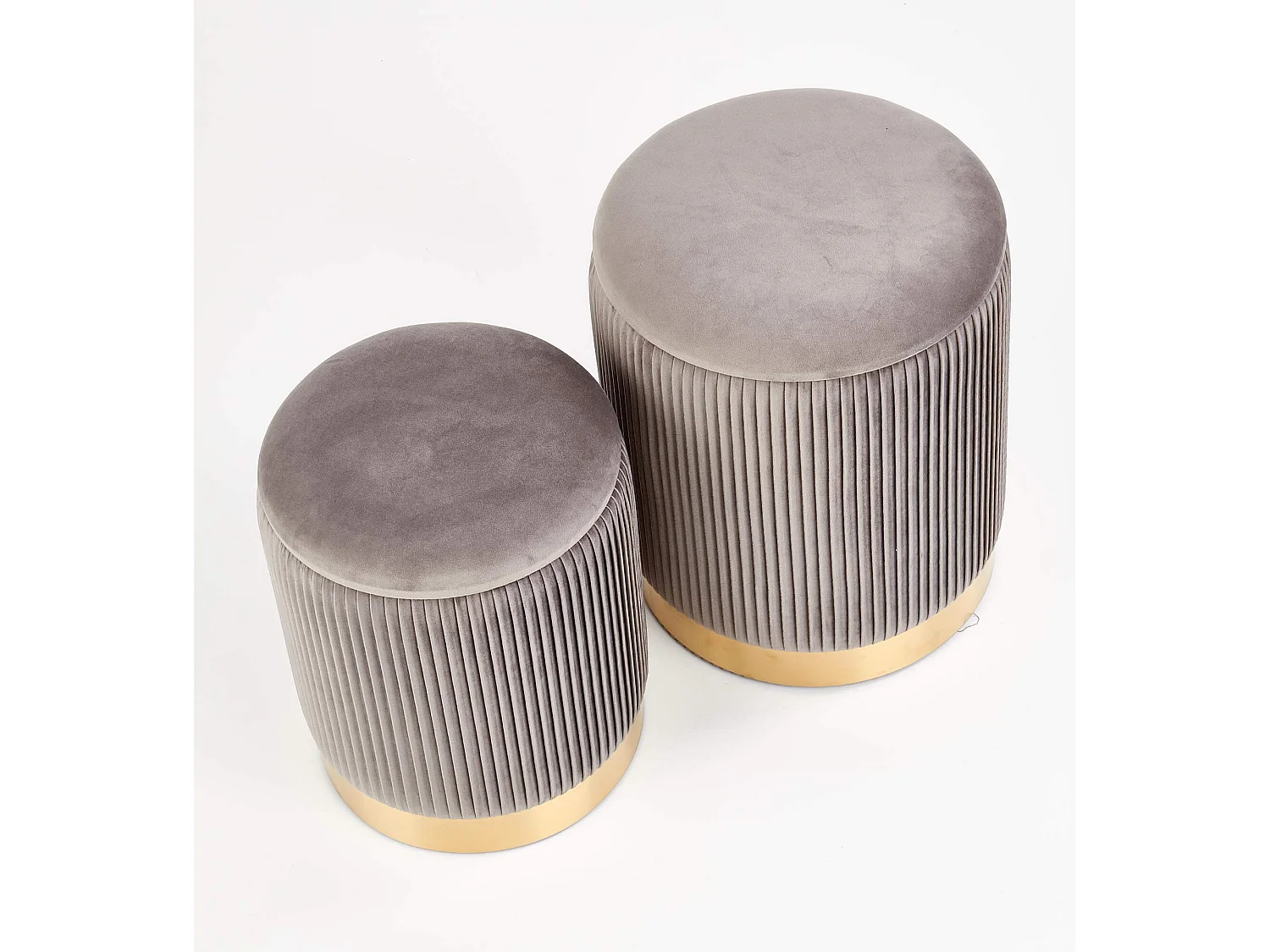 Pufs nido de terciopelo plisado gris con base de metal dorado PLEATS
