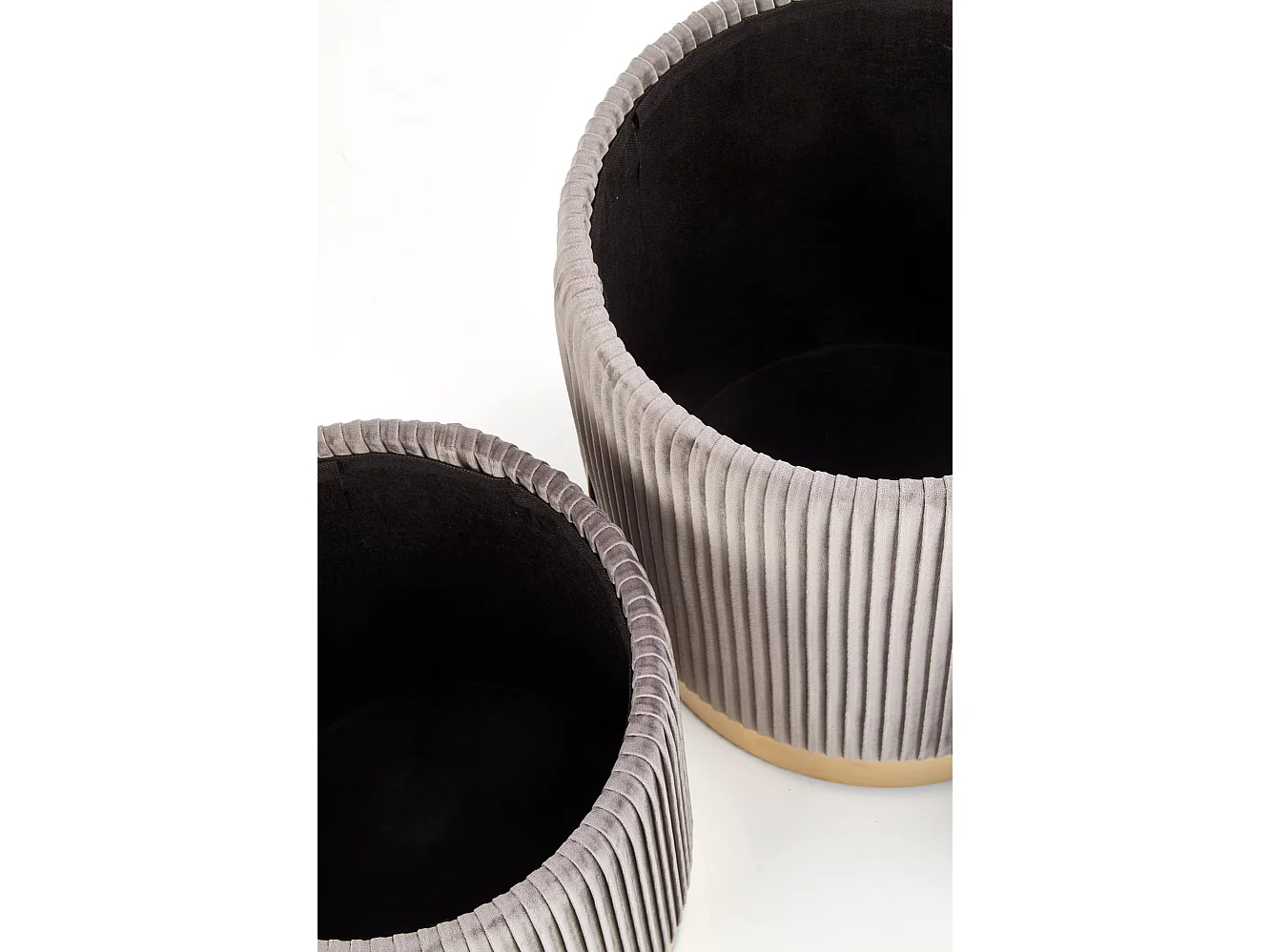 Pufs nido de terciopelo plisado gris con base de metal dorado PLEATS