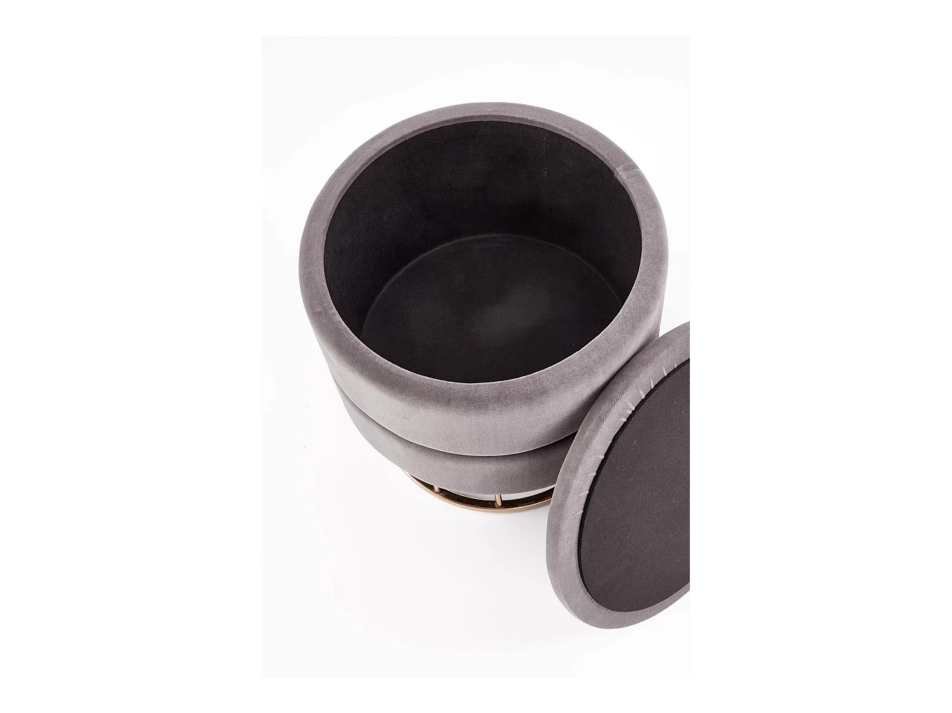 Puff de terciopelo gris con caja de almacenaje y base de metal dorado COFRE