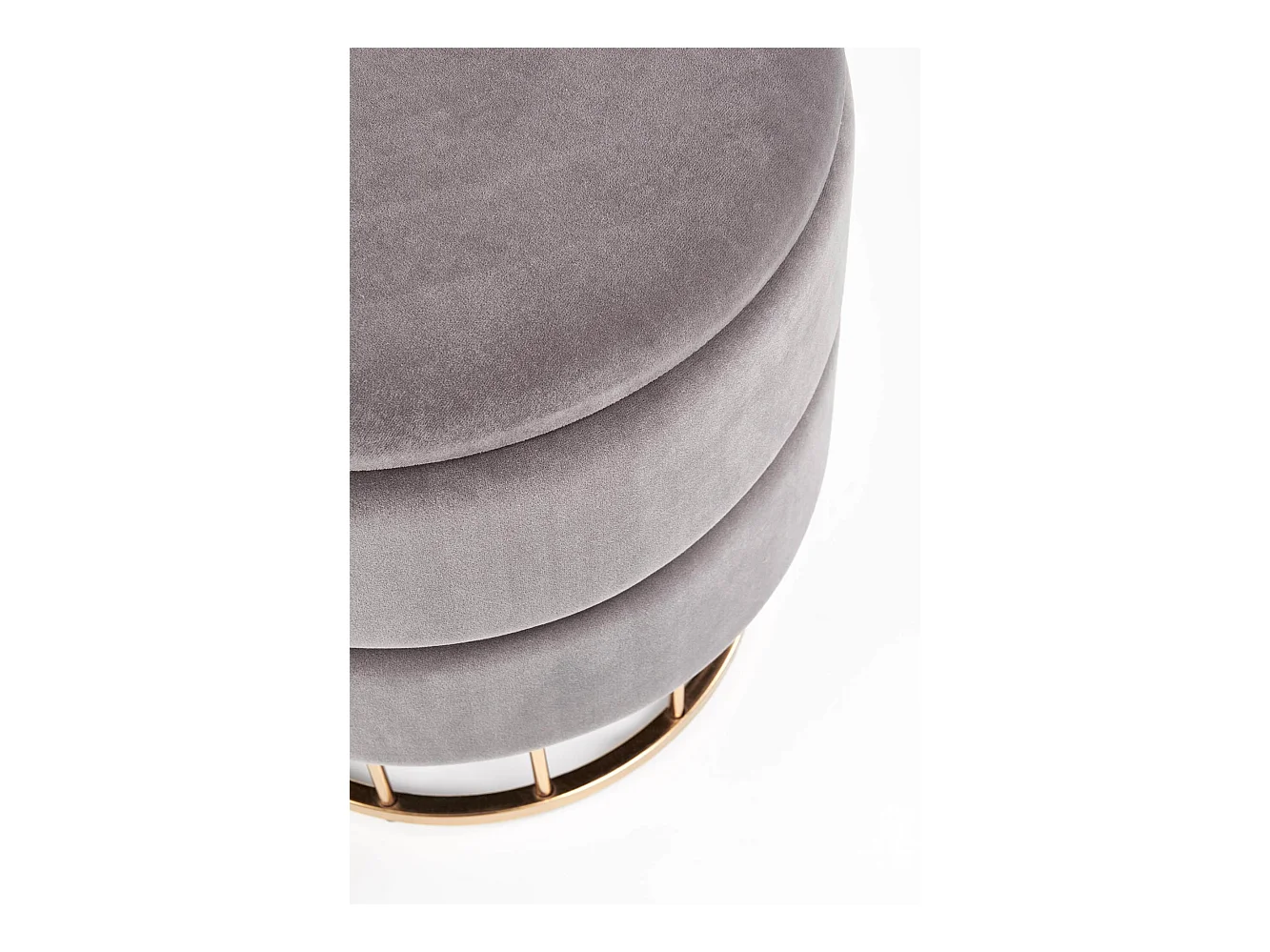 Puff de terciopelo gris con caja de almacenaje y base de metal dorado COFRE