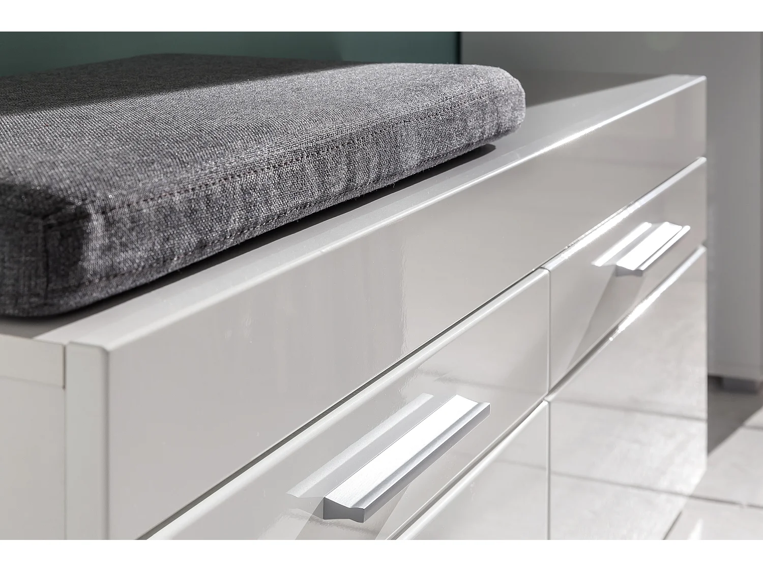 Meuble bas d'entrée : banc mélaminé blanc. 2 compartiments portes + étagères. L - H - P : 91 ] 42 |38 cm