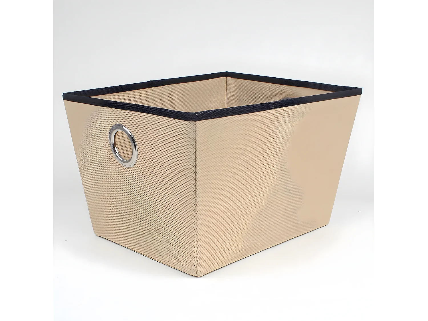 Beige stoffen mand met oogjes