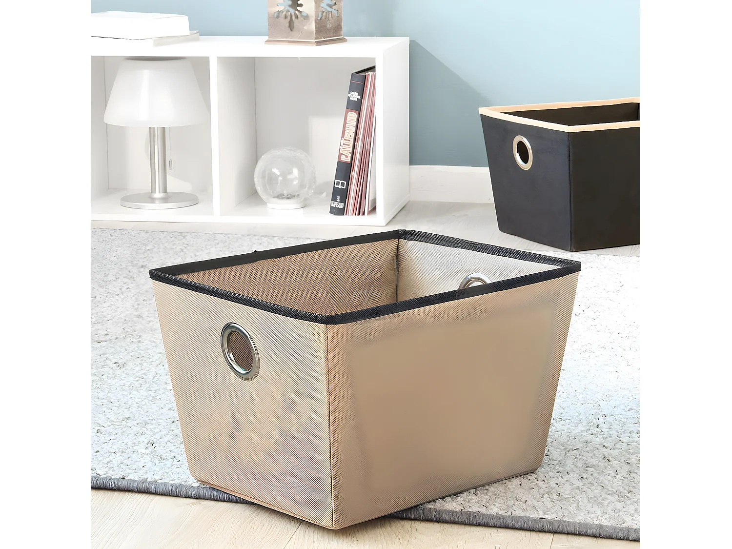 Beige stoffen mand met oogjes