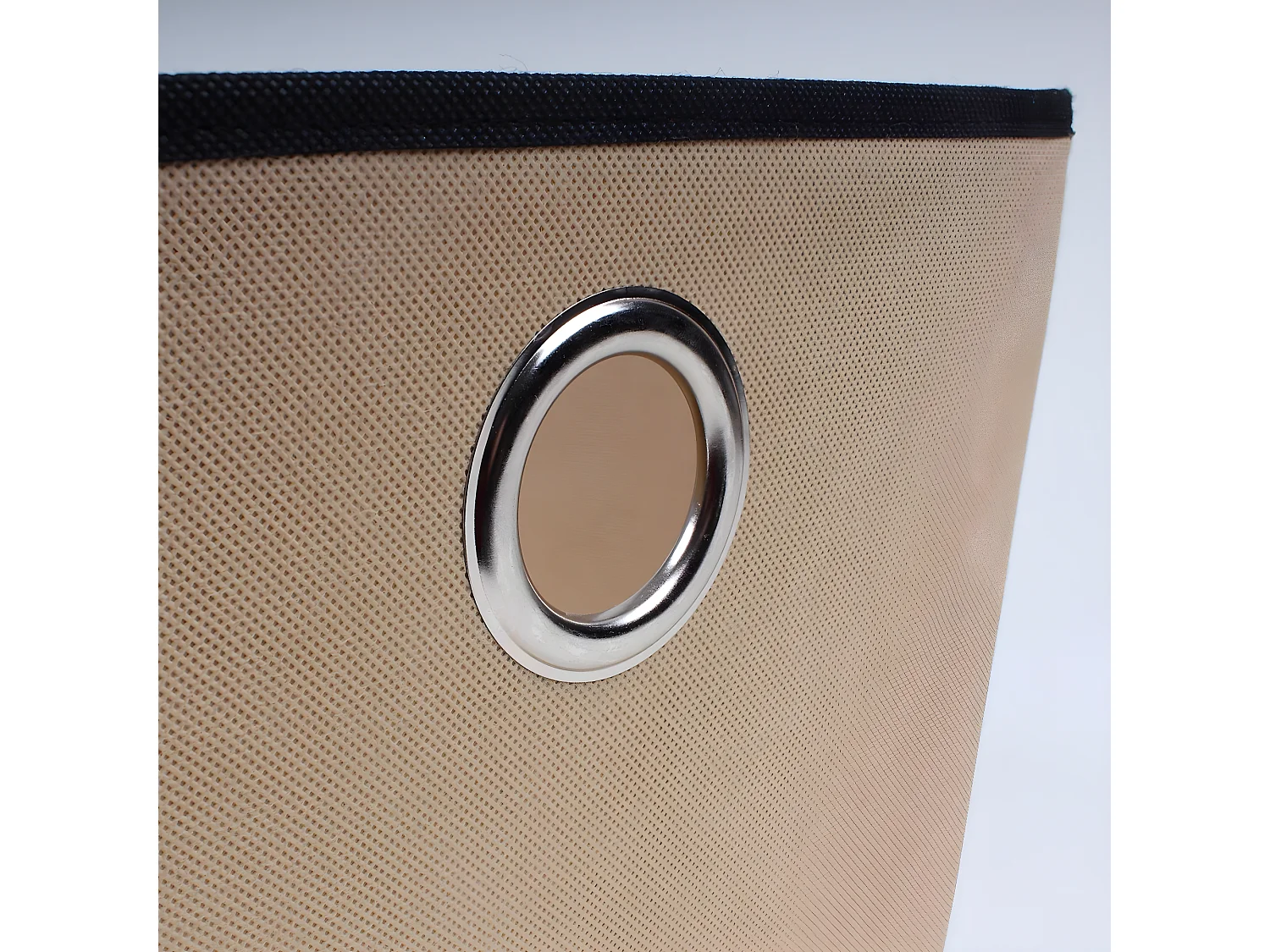 Beige stoffen mand met oogjes