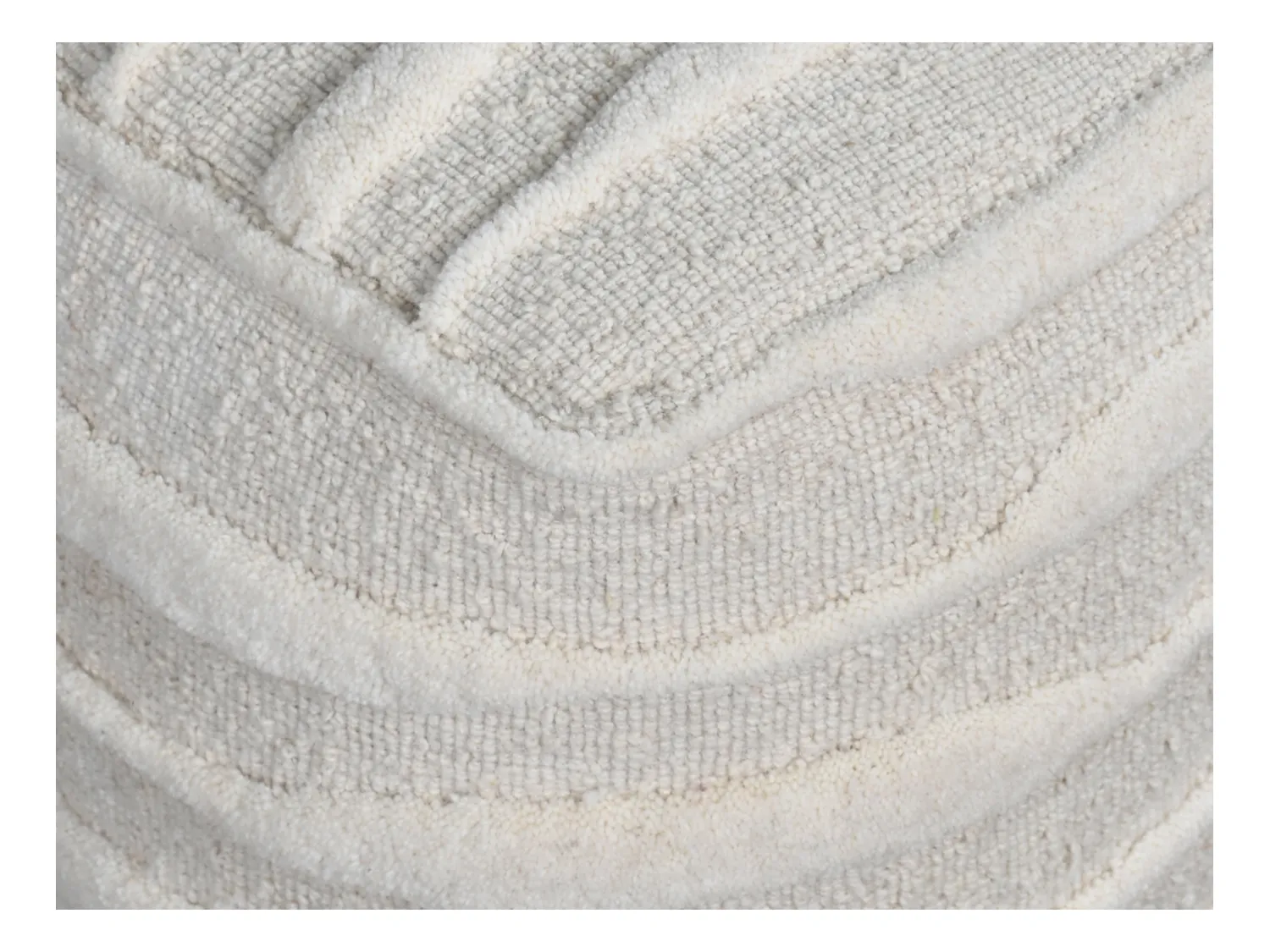 Puf cuadrado de lana tufada marfil LESTARIO