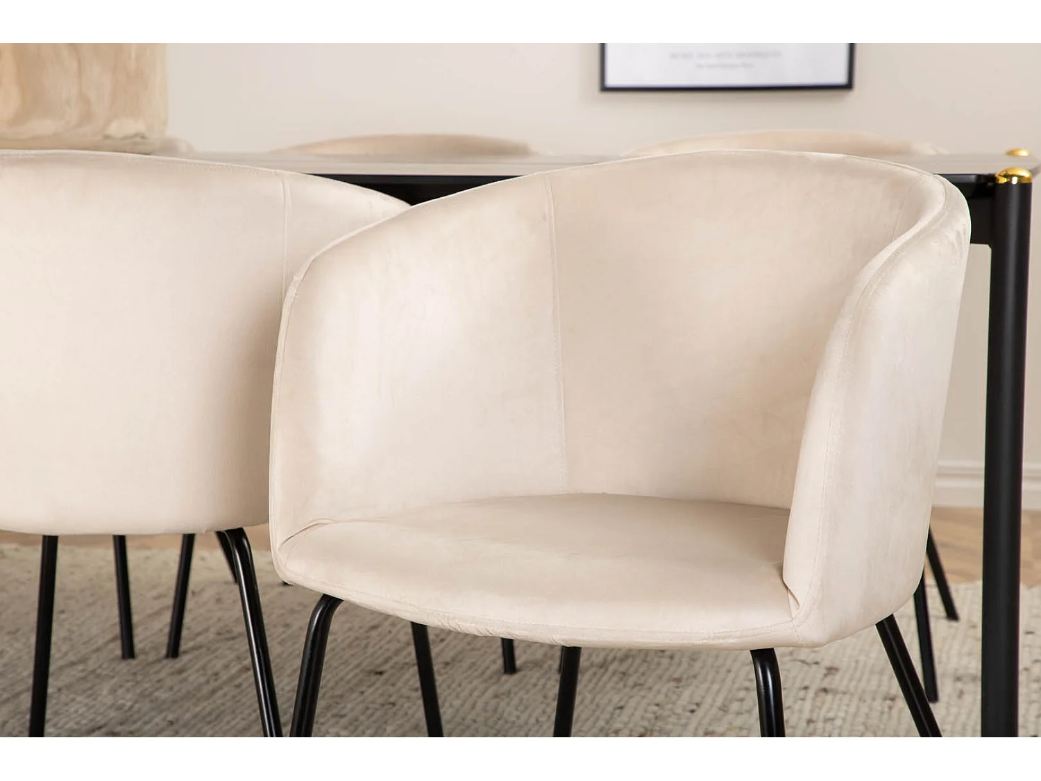 Pelle Essgruppe Esstisch schwarz und 6 Berit Esszimmerstühle Velour beige.