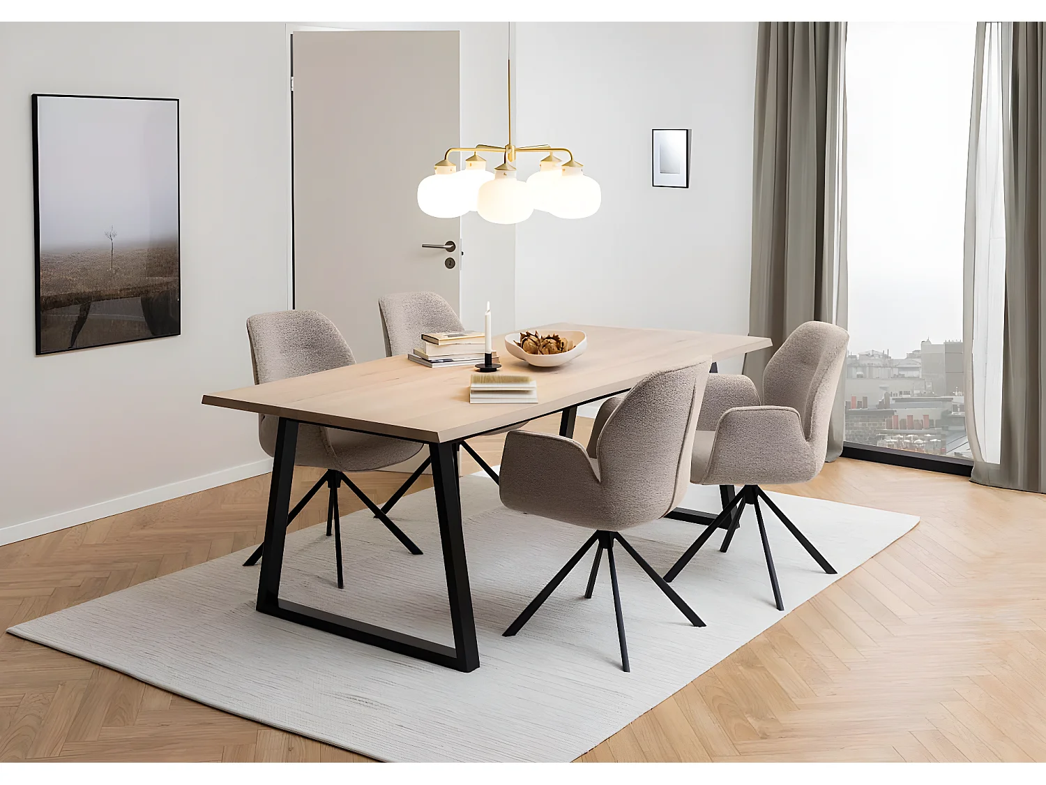 Aura chaise de salle à manger avec accoudoirs beige.