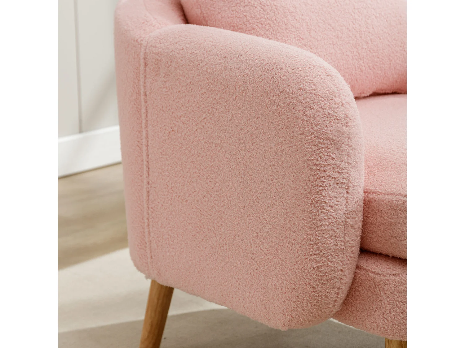 Fauteuil en tissu teddy avec coussin - pieds en bois massif - rose