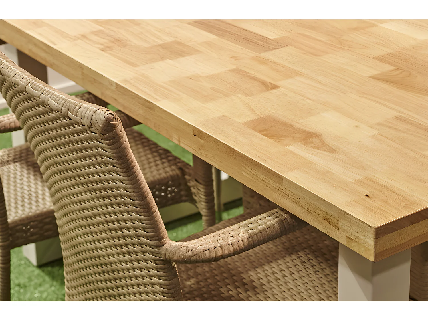 Table à manger rectangulaire coloris chêne nordique, pieds en métal blanc